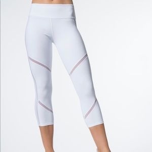 Alo yoga continuity capri white